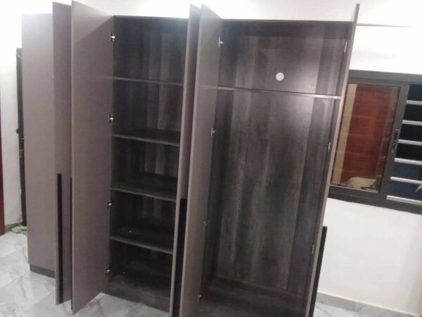 Armoire moderne à 6 battantes