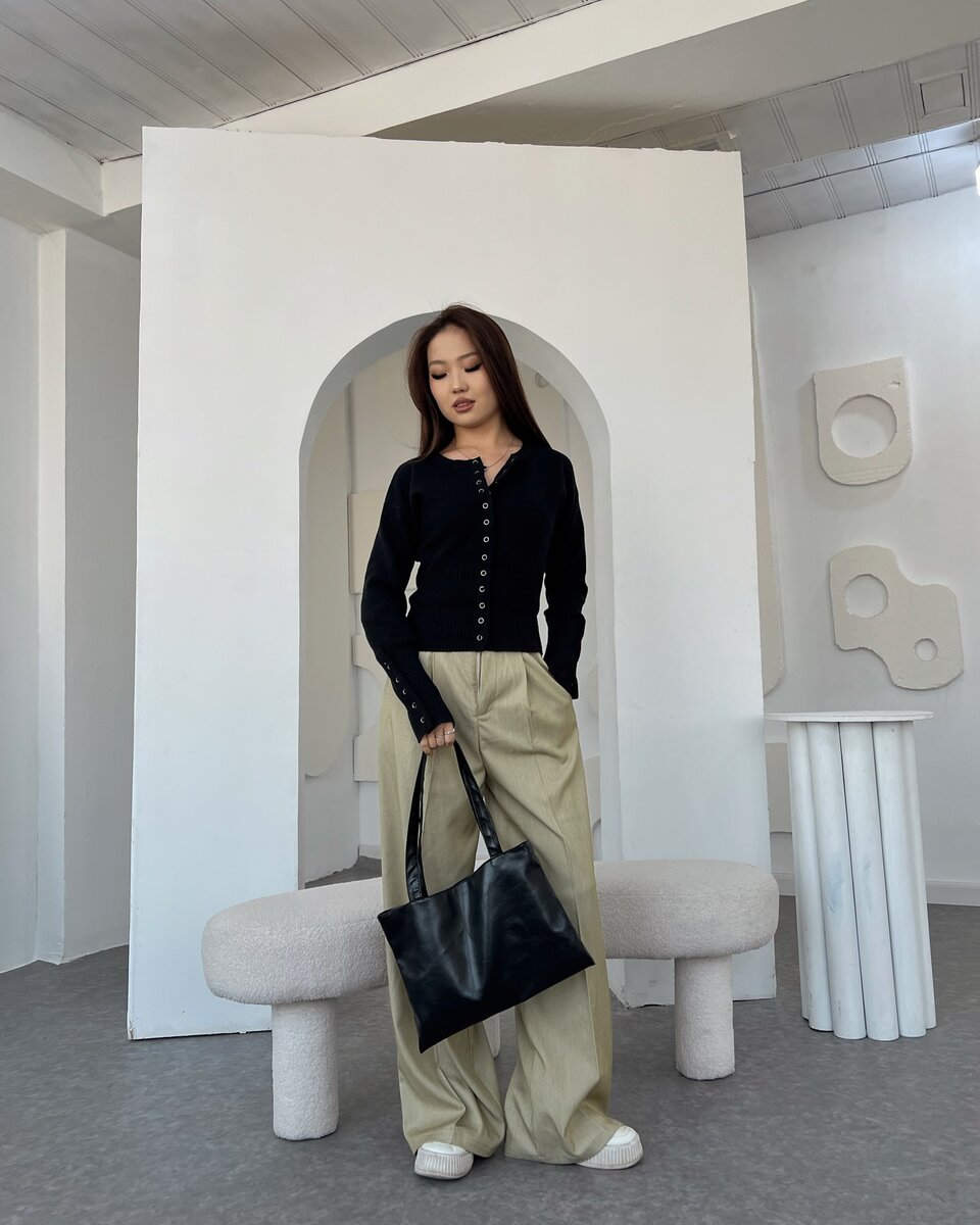 Классические светлые женские брюки