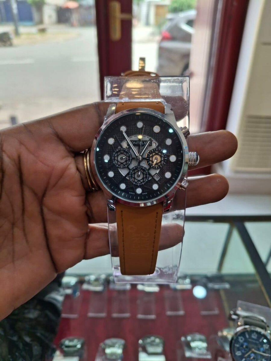 Montre élégante en cuir brun