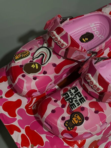 Sabots Crocs roses BAPE