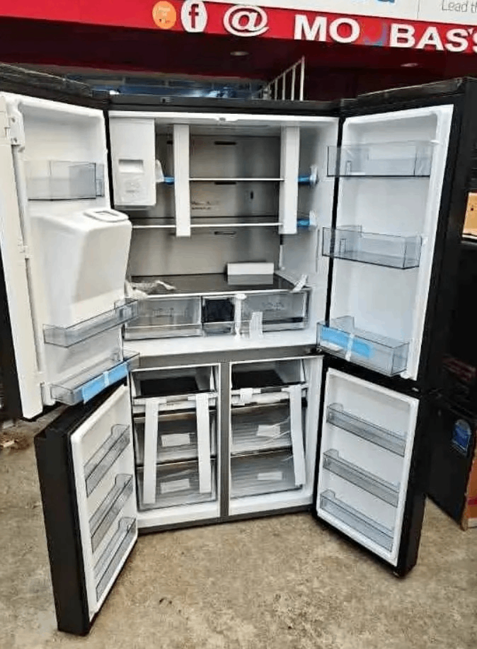 Réfrigérateur multi-portes moderne