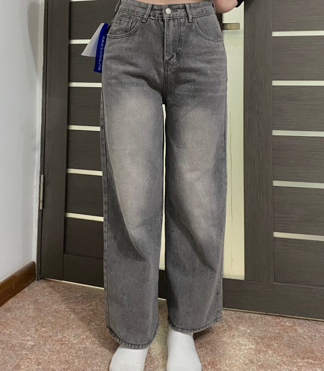 Серые джинсы