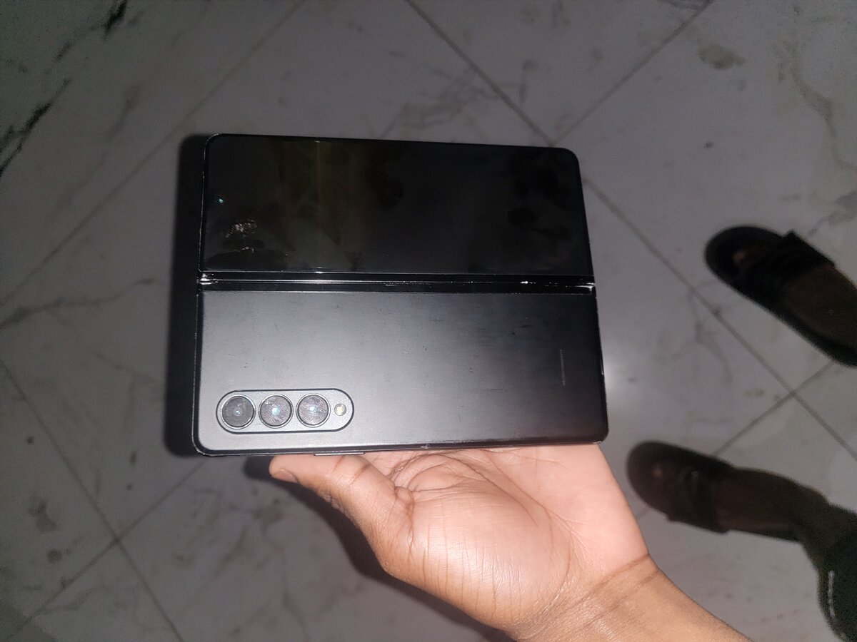 Samsung galaxy Z fold 3 5G.
