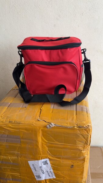 Sac isotherme rouge compact