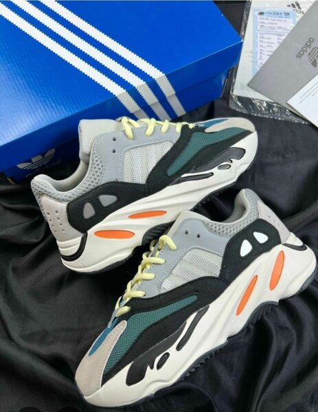 Adidas Yeezy Boost 700