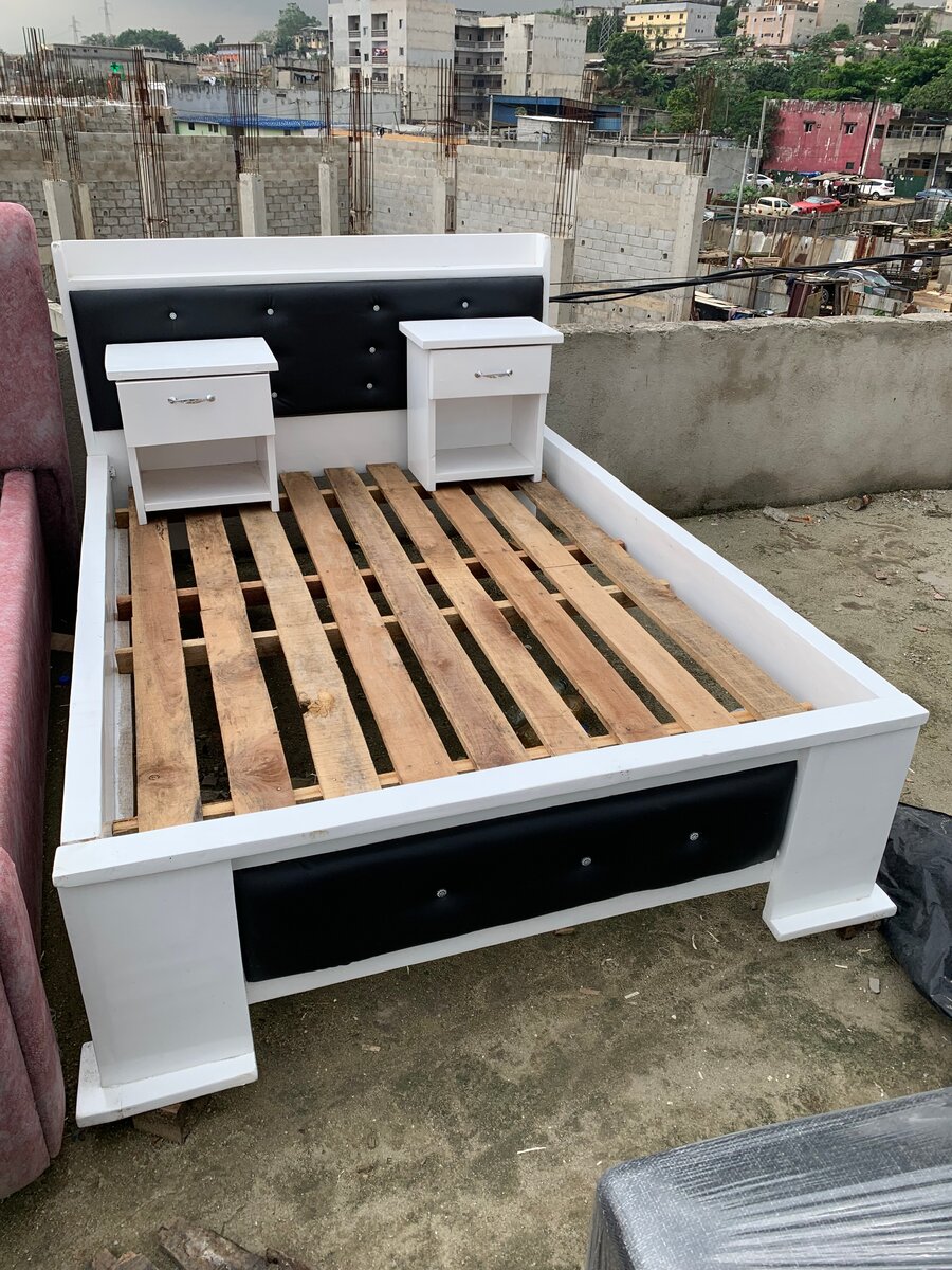 Lit double avec tables