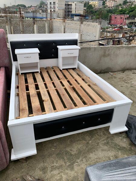 Lit double avec tables