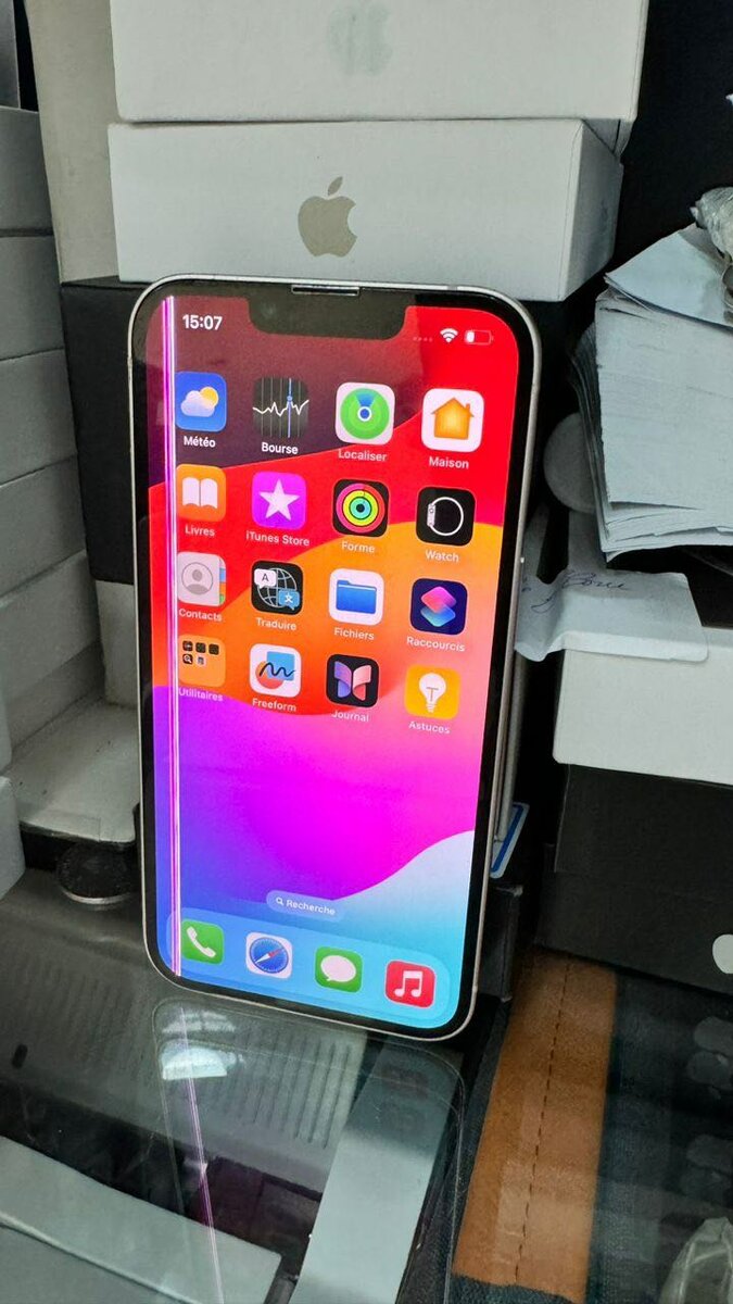 *iphone 13 128giga très propre juste trait dans lécran :