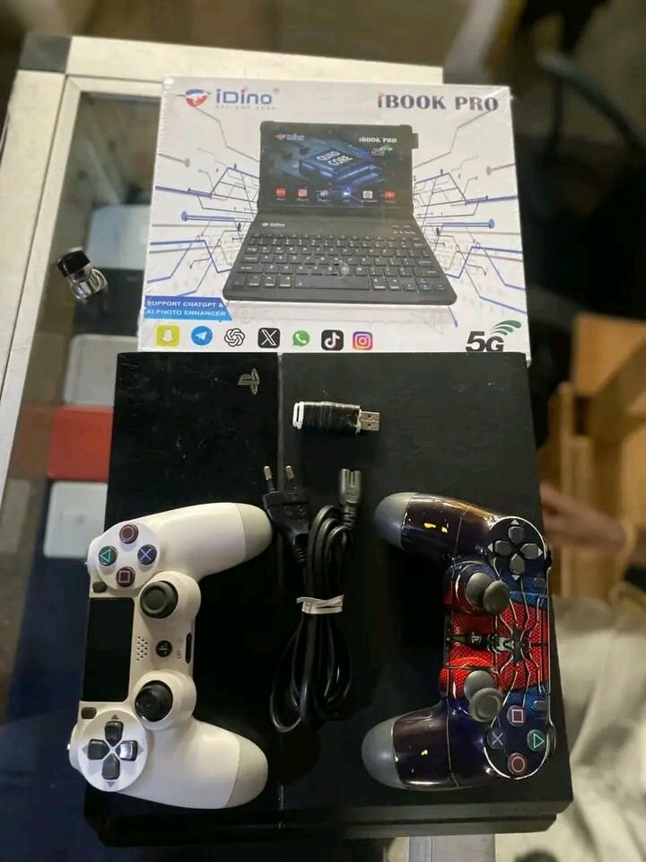 Console PS4 avec manettes