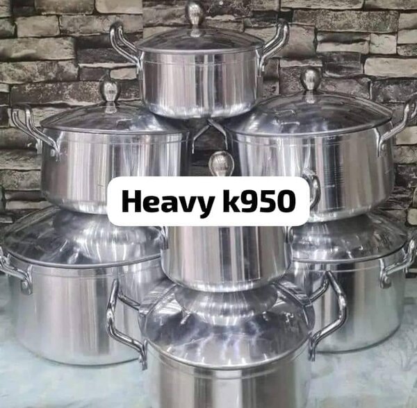 Set of pots of different sizes