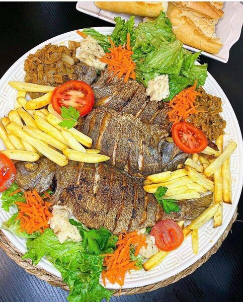 Plat de Poisson Grillé avec Frites