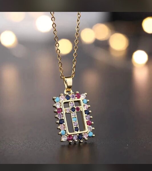 Collier plaqué très bon matière disponible