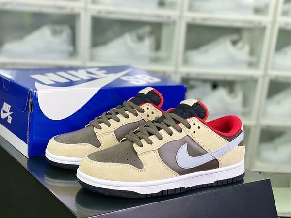 Baskets Nike Dunk Low Beige