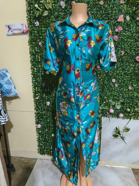 Robe longue fleurie en satin