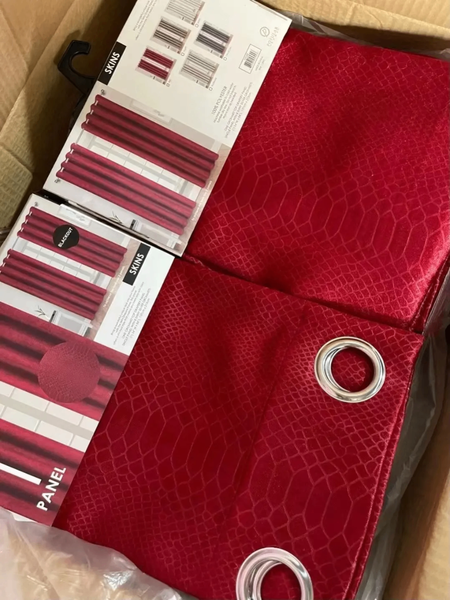 Rideaux rouges à œillets élégants