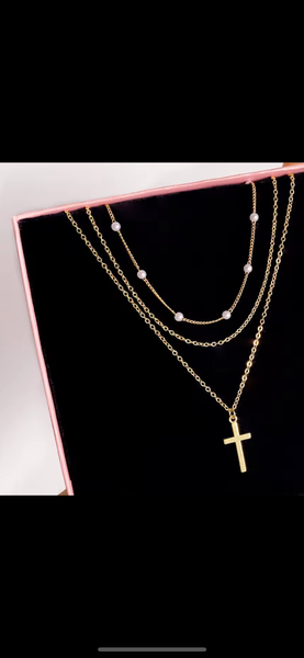 Collier en or avec croix