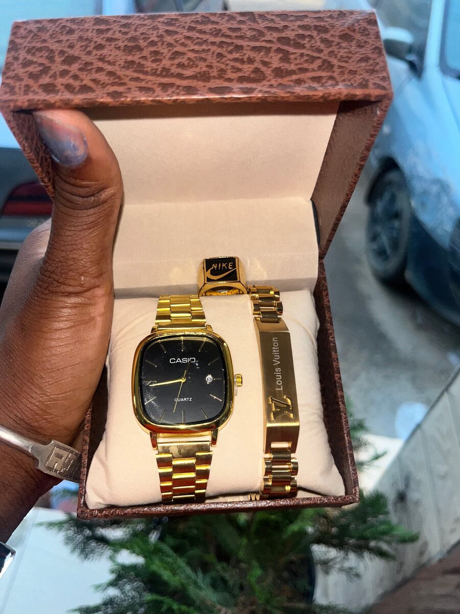 Montre dorée élégante