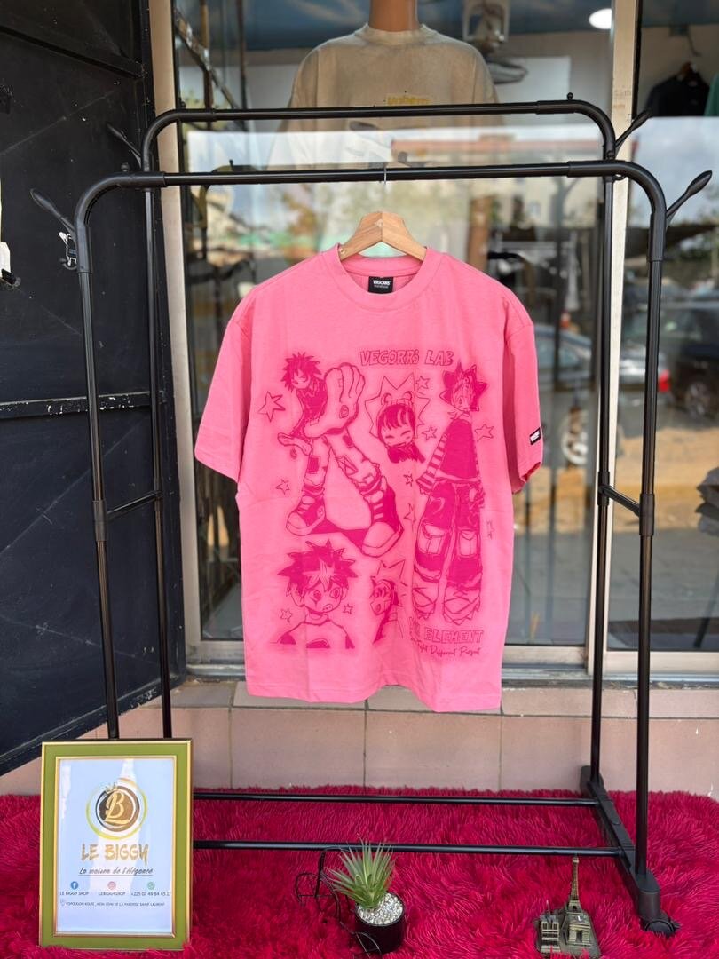 T-shirt rose imprimée anime