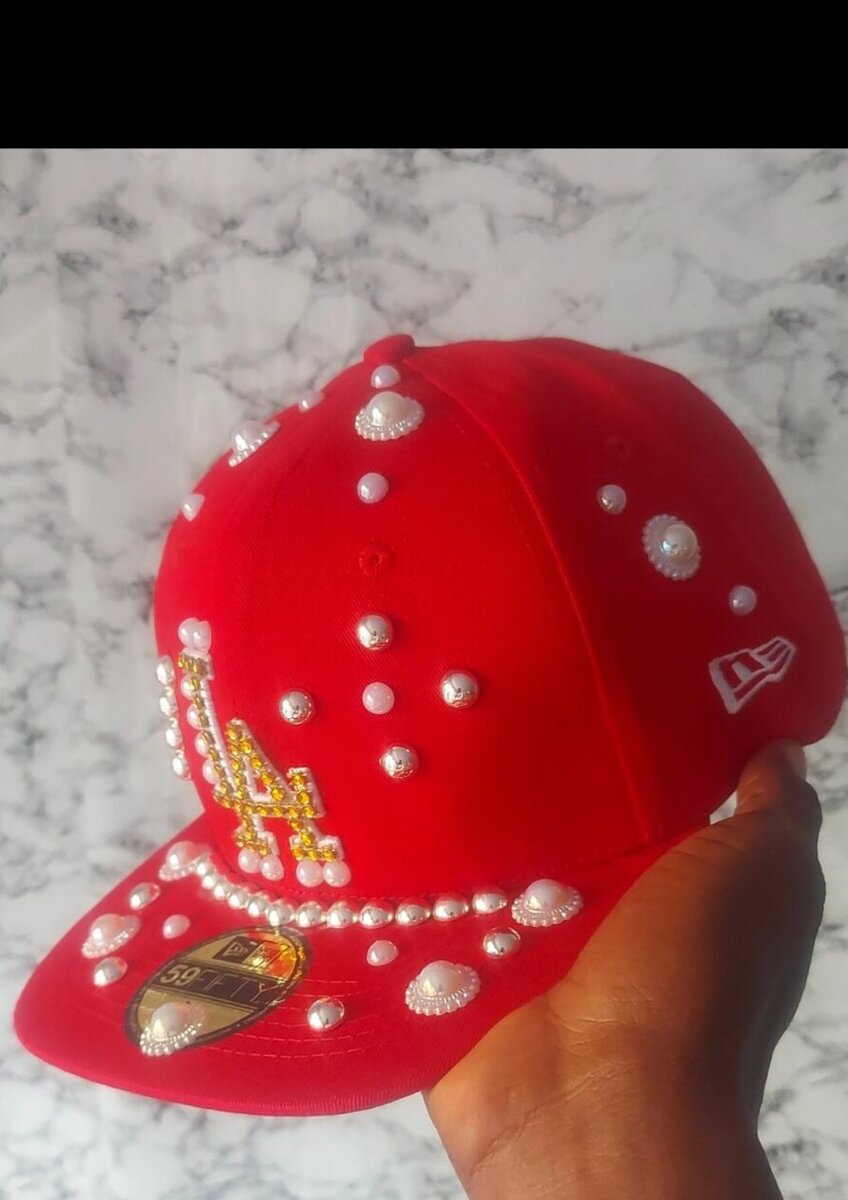 Casquette rouge perles élégantes