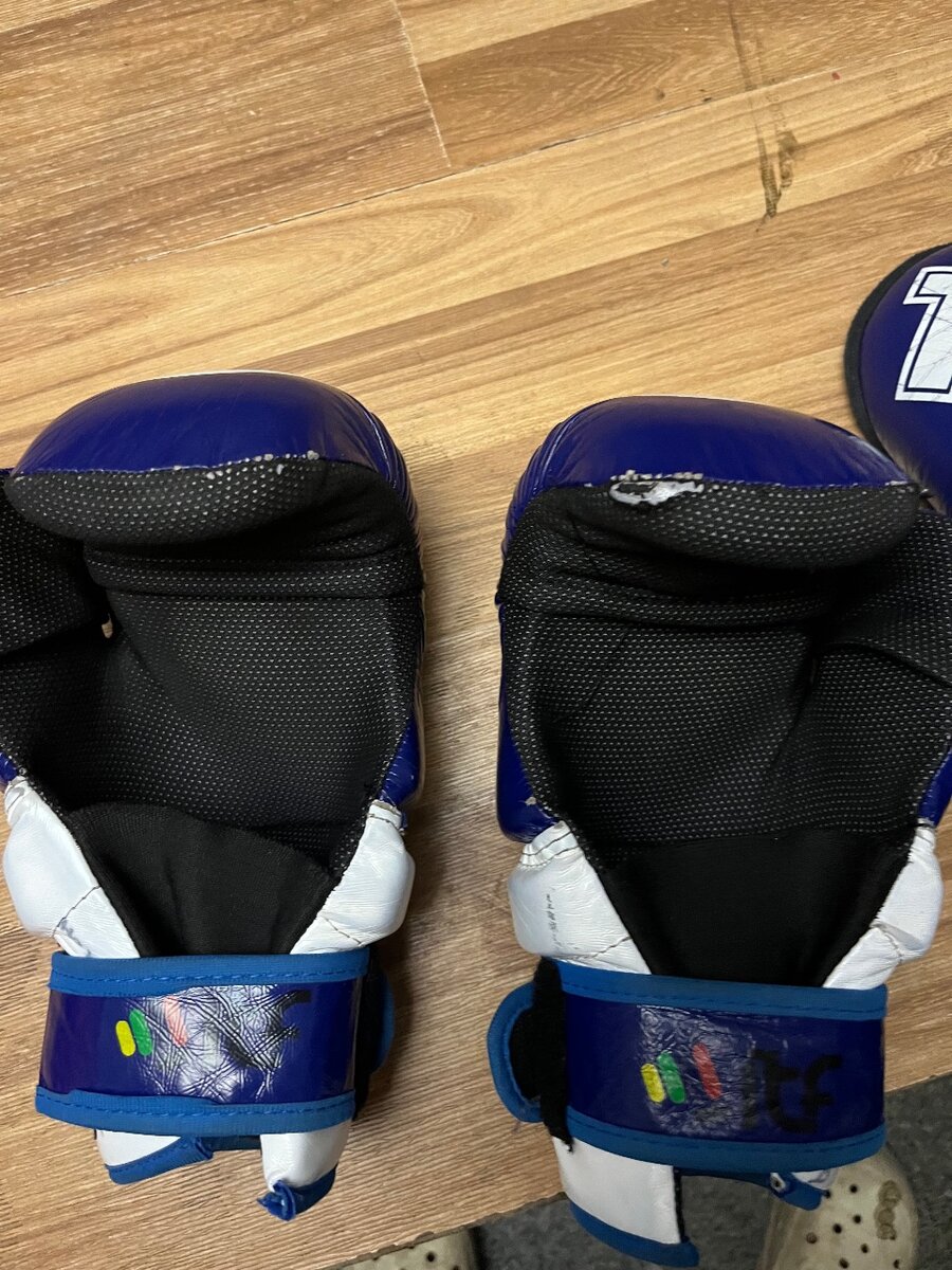 Футы и перчатки