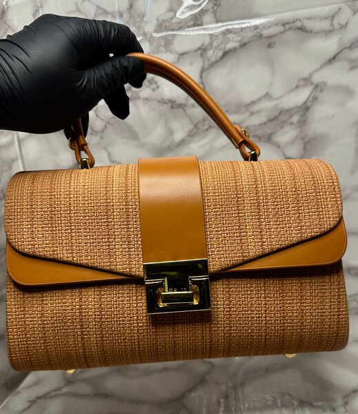 Sac à main élégant tissé