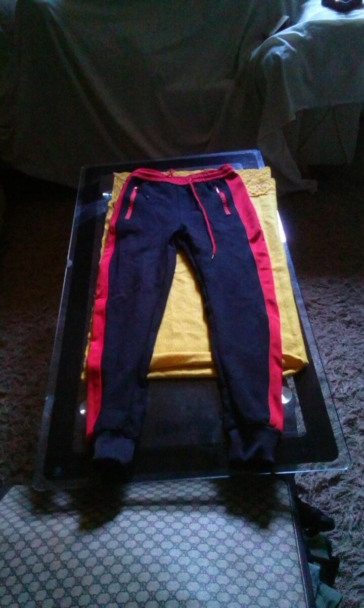 Pantalon de sport rouge et noir