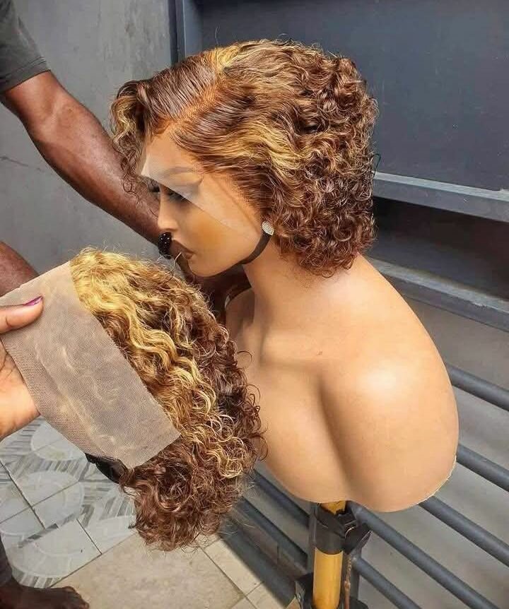 Perruque bouclée en dentelle