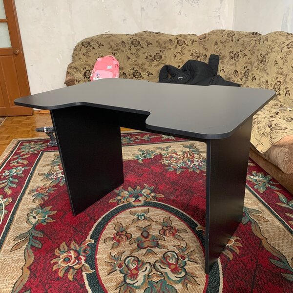 Компьютерный стол с вырезом под тело