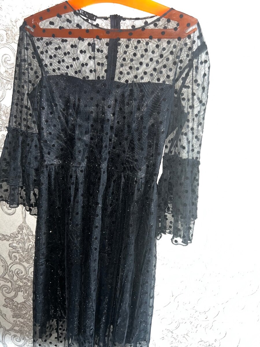 Блестящее платье в горошек