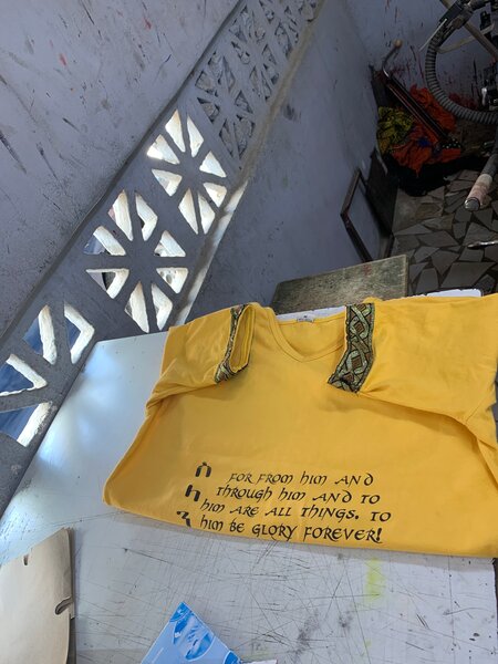 T-shirt jaune avec imprimé