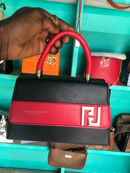 Sac à main élégant cuir noir