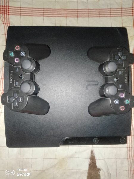 Console Sony avec manettes