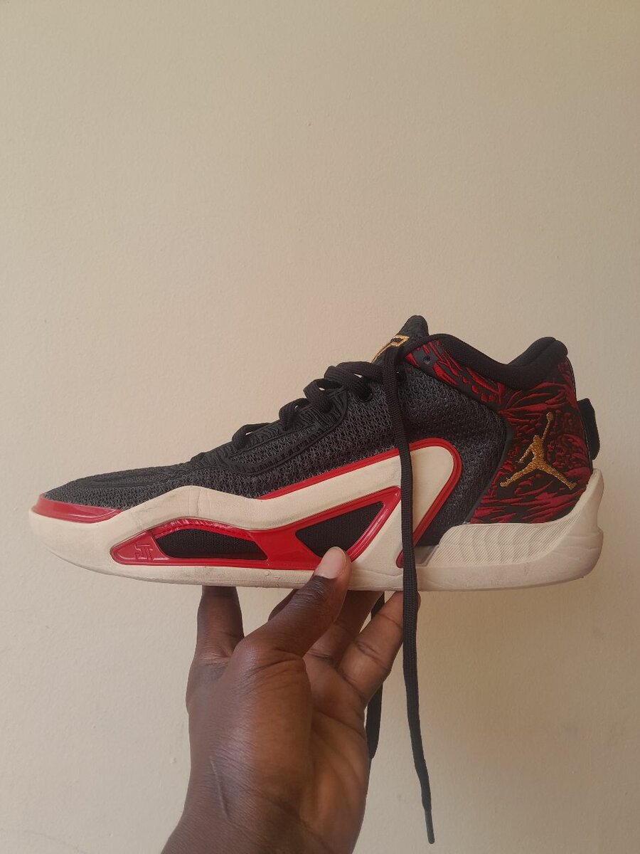 Baskets de Basketball Noires et Rouges