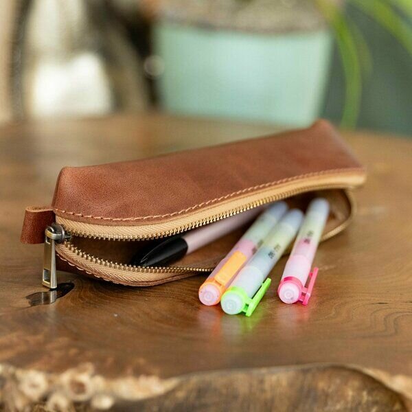 Пенал для карандашей и очков из натуральной кожи.