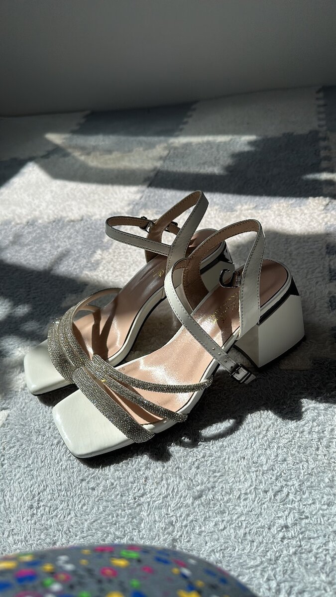 Босоножки на каблуках