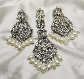 Casting Fine Quality Ganga Jamni bindiya and Earrings