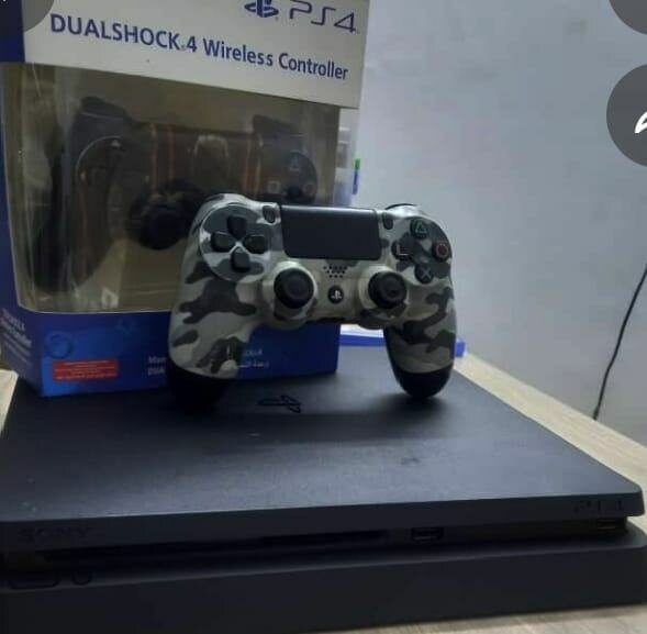 PS4 avec manettes