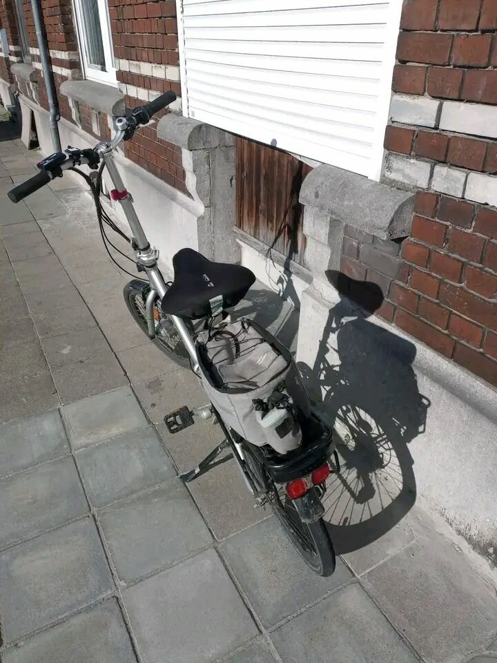 Vélo électrique pliant compact