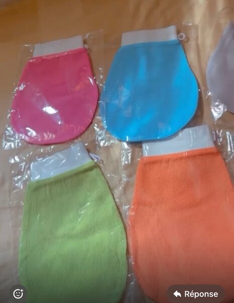 Gants exfoliants colorés
