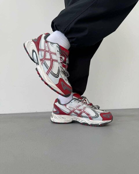 Sneakers de course rouges et blanches