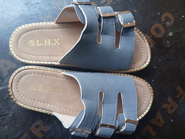 Sandales grises à boucles élégantes