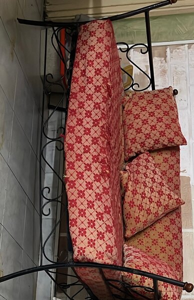 Banc en fer forgé avec coussins