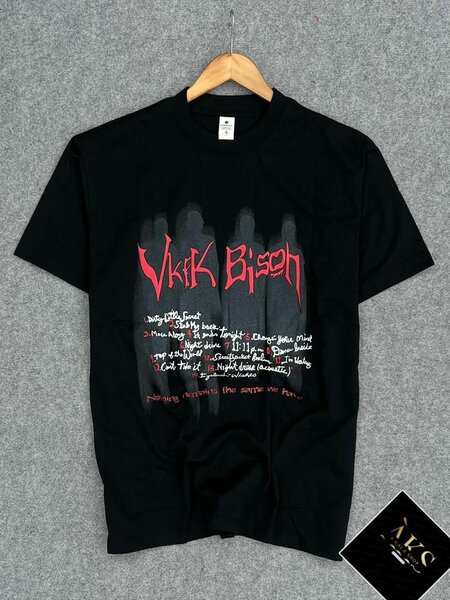 T-shirt noire moderne graphique