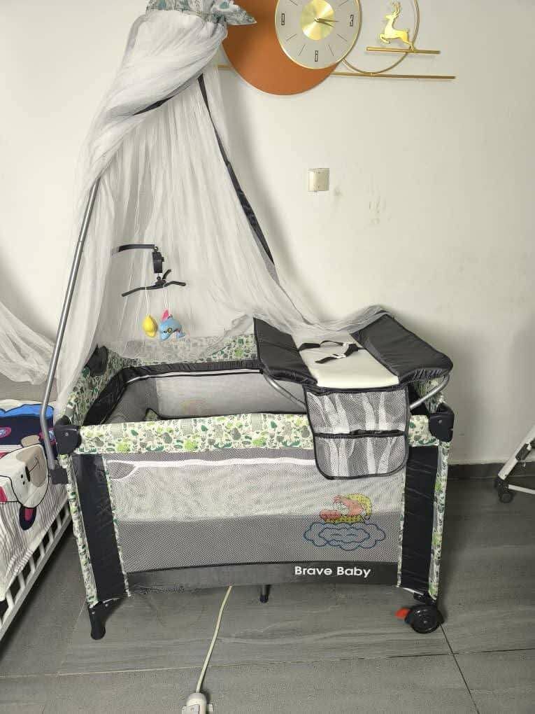 Lit bébé pliant avec moustiquaire