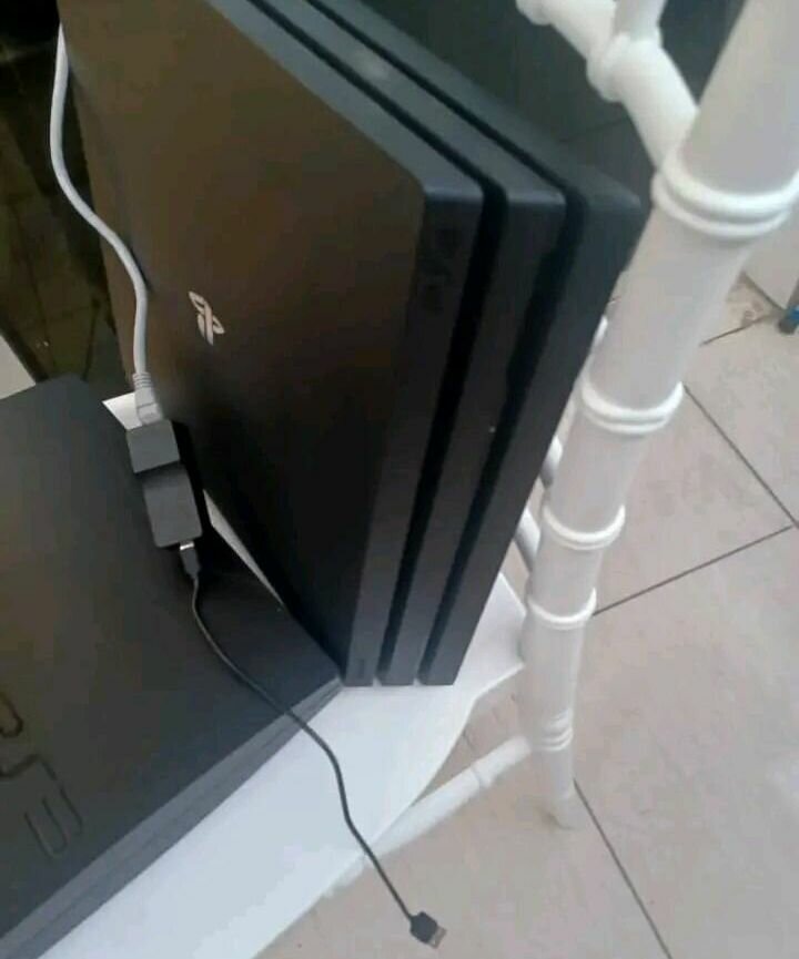 Console PS4 Pro + 2 manettes