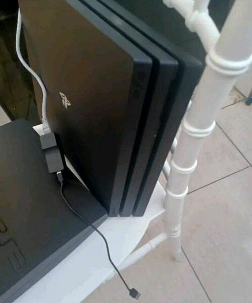 Console PS4 Pro + 2 manettes