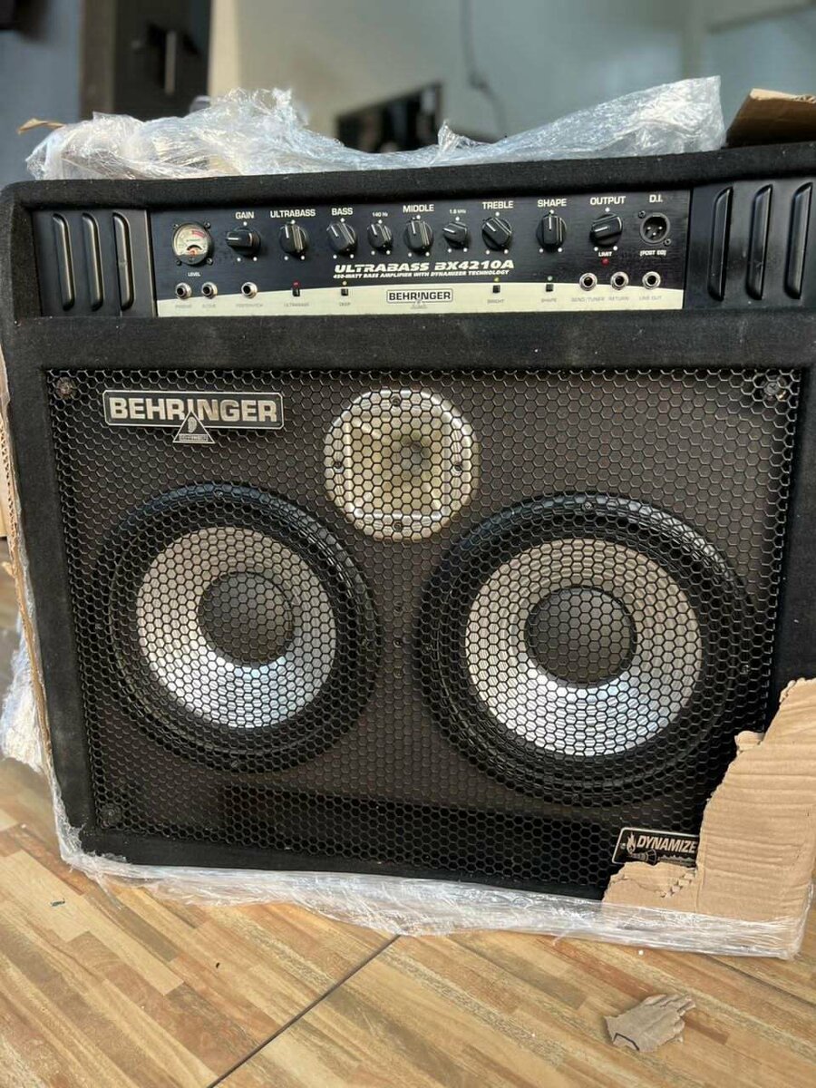 BEHRINGER ULTRABASS GUITAR COMBO