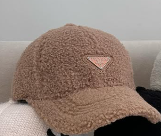 Теплая бежевая кепка