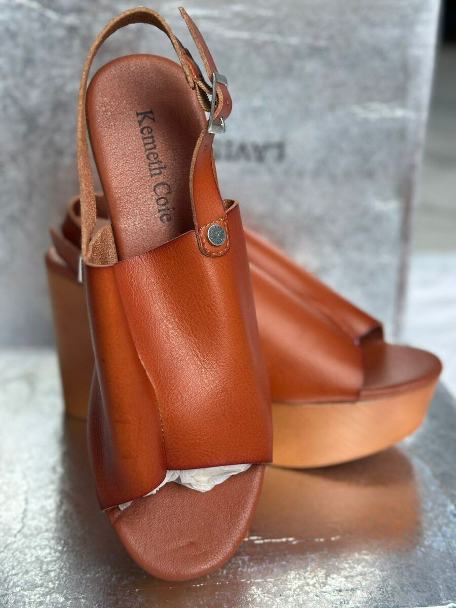 Sandales à talon compensé