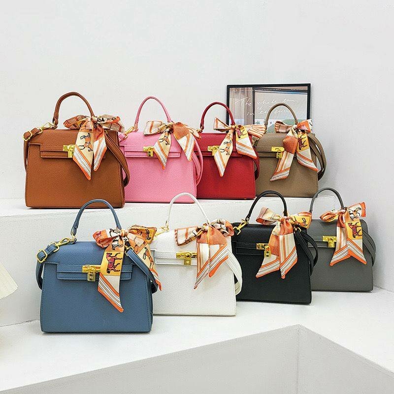 Sac à main élégant avec foulard